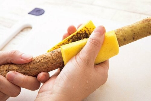 面倒な野菜の皮むきシーン洗うと同時にむく便利グッズ! イメージ2