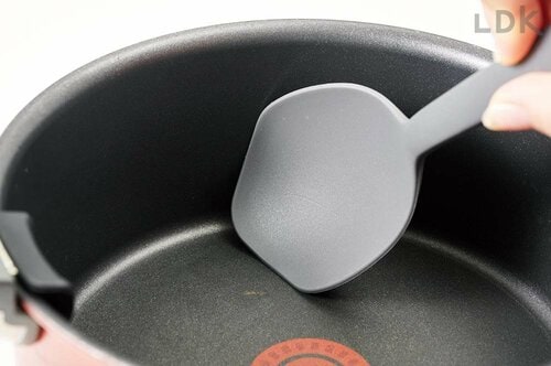 薄いとソースもきれいに集められる シリコンスプーンおすすめ イメージ