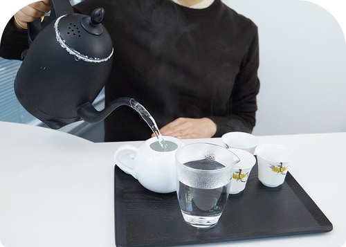 手順6：アツアツのお湯をポットに注ぐ イメージ