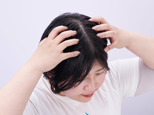基本4：爪を立てずにやさしく洗う 女性向けスカルプシャンプーおすすめ イメージ