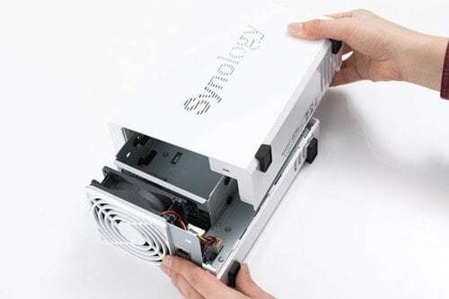 ステップ① まずはここからカバーを外してHDDを取り付けます イメージ