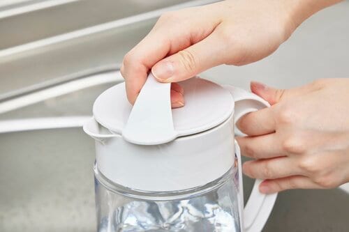 取っ手付きだから横置き時に引き出しやすい 横置きできる冷水筒おすすめ イメージ2