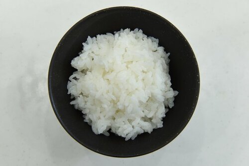 ▼茶碗に盛ったご飯 料理家が選ぶ電子レンジ炊飯器おすすめ イメージ