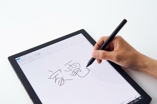 レノボ「ThinkPad X1 Fold」ペンで記入