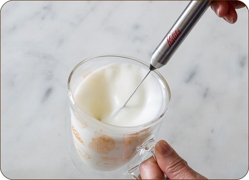 STEP6：温めた牛乳を撹拌する イメージ