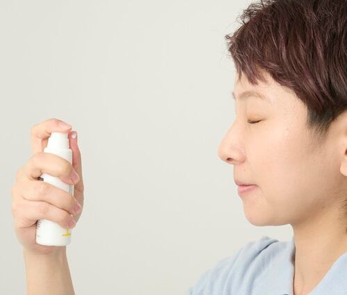 使い方1：適度な距離で塗布 日焼け止めミストおすすめ イメージ