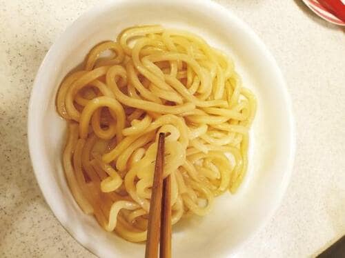 電子レンジで簡単調理!ハムの塩気が絶妙な「生ハム和風うどん」