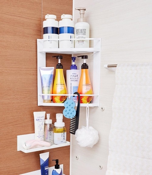 アイデア8:狭い浴室収納はコーナーラックを使う 洗面所の収納アイデアおすすめ イメージ