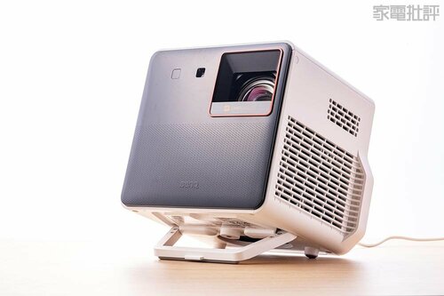 スタンドを立てれば角度も変えられます 4Kプロジェクターおすすめ イメージ