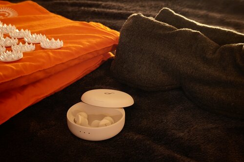 睡眠グッズ一式（アイマスク、寝ホン、シャクティマットなど）