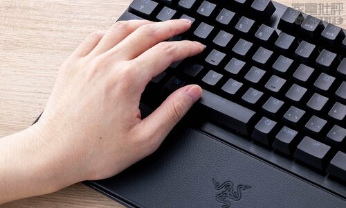 マグネットで手軽に装着 ゲーミングキーボードおすすめ イメージ