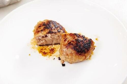ハンバーグ:少し焦げたが味はいい