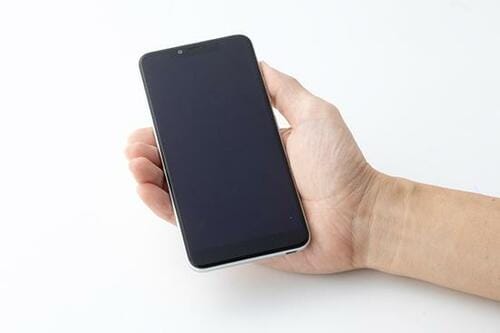 小さな手にも収まるコンパクトサイズ au miraie f イメージ4