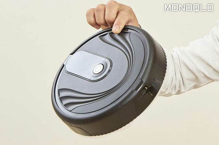 【検証】ダイソーから550円のロボット掃除機が登場! 実力って実際どうなの?(MONOQLO)