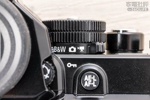 Nikon レトロなフィルムカメラ フィルムカメラのようなレトロデザインが人気！ニコン「Zf」の