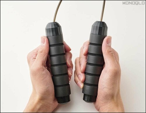 【握りやすさ】親指の添えやすさが高評価 縄跳びおすすめ イメージ