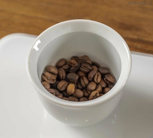 1:豆を用意して14gの豆を挽く コーヒードリッパーおすすめ イメージ