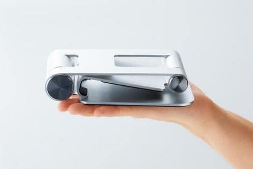 安定感抜群！コンパクトにもたためるスタンド イメージ2