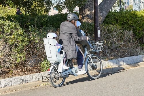 アシストが若干遅れるので坂道の踏み出しでフラつくことがある 電動アシスト自転車おすすめ イメージ