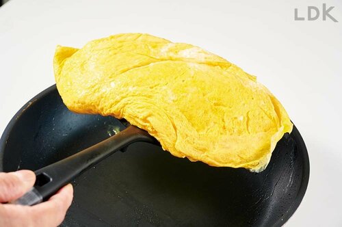 先がなめらかに細くオムレツの下にスッと入る ダイソーのターナーおすすめ イメージ