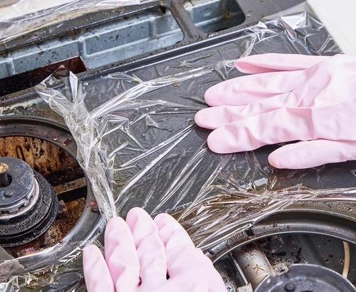 3:コンロ台は洗剤をかけラップパックして放置 イメージ