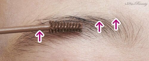 ステップ2:マスカラを下から上に塗る 下がり眉&さんかく眉おすすめ イメージ
