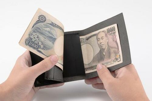 お金もカードもしっかり収納できるのにスマート