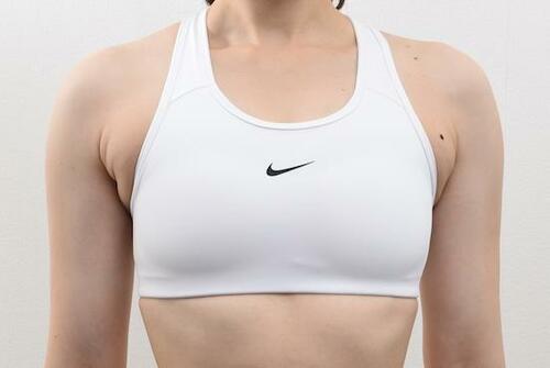 12位: かなりタイトなつくり NIKE「スウッシュ」