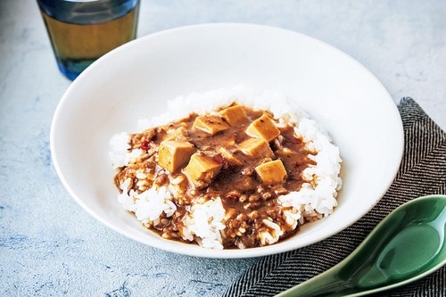 白いご飯に無印良品 ごはんにかける麻婆豆腐をかけて盛りつけた様子