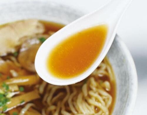 マイルドな醤油スープが至極！琴平荘の中華そば イメージ3