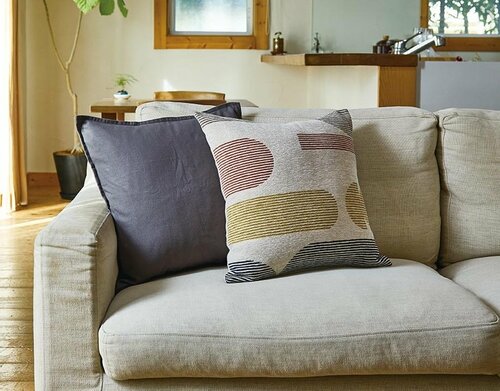 シンプルなソファが一気に華やかに! ニトリの便利グッズおすすめ イメージ