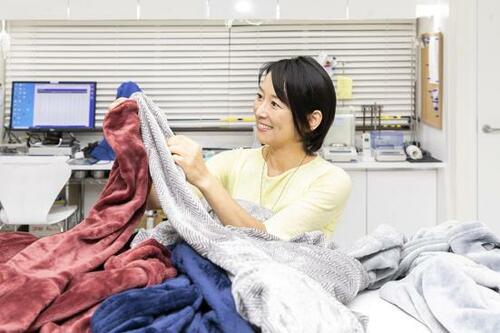 SNSで注目のニトリ「着る毛布」をプロと検証しました