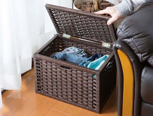 あちこちに置かれる脱ぎっぱなしの洋服は専用カゴに入れるだけ イメージ2