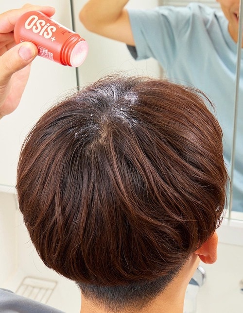 パウダーワックスを頭にかけている様子