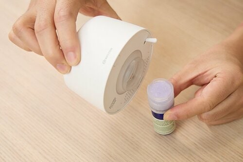②アロマボトルをディフューザーに取り付ける イメージ