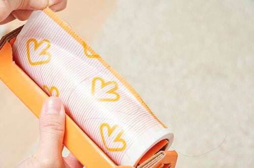 オレンジのラインでカットする 粘着クリーナーおすすめ イメージ