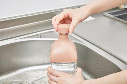 手のひらに収まるキャップが開けやすい 横置きできる冷水筒おすすめ イメージ2