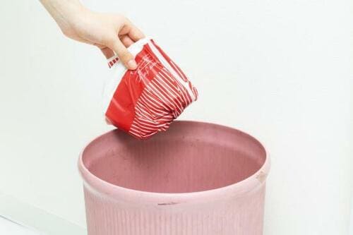 100均の可愛いギフト用の小袋が使えるサニタリー袋に変身 イメージ4
