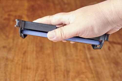 結果：バネの力でしっかりホールドしてくれました！ スマホマウントパーツおすすめ イメージ4