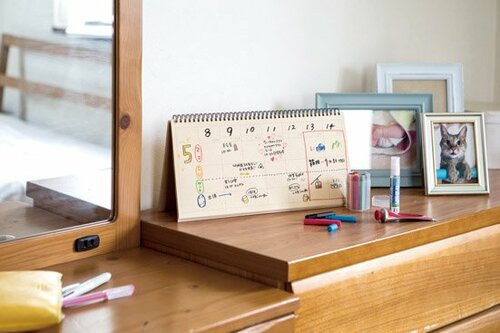 家族全員の予定を書き込める大きめの卓上カレンダー