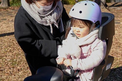 シートベルトの着脱がラクで後ろシートに子どもを乗せやすい 電動アシスト自転車おすすめ イメージ