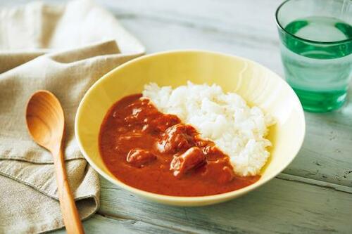 お皿に盛りつけたバターチキンカレーの画像