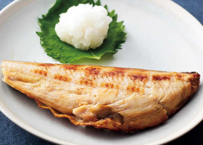 レンチンなのに香ばしい……！<br>セブンの焼き魚は時短の強～い味方です