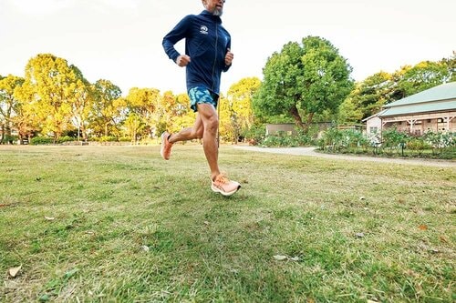 つま先が反り上がった形状で超走りやすい! MONOQLO 2025ベストバイ 健康サポートおすすめ イメージ