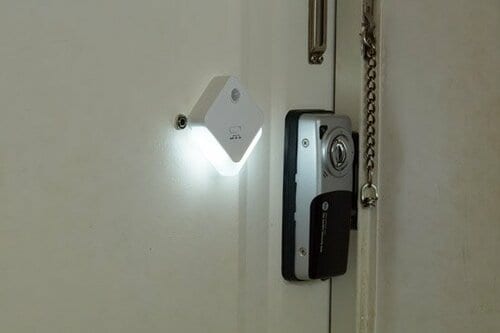【No.36】夜のドアや廊下を照らす マグネット付きのセンサーライト イメージ