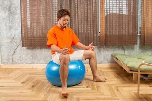 座るだけで筋トレに!“バランスボール”ってそもそもどんなもの?
