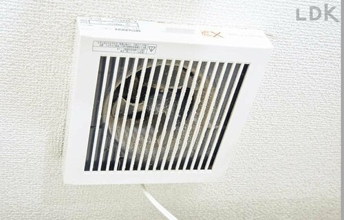 1:カバーに詰まったホコリを洗い流す イメージ
