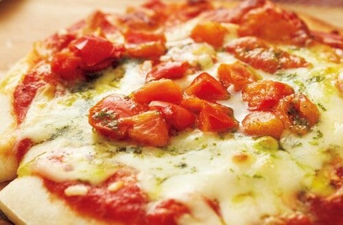 トマト感がすごすぎる！ファミマのマルゲリータピッツァ イメージ2