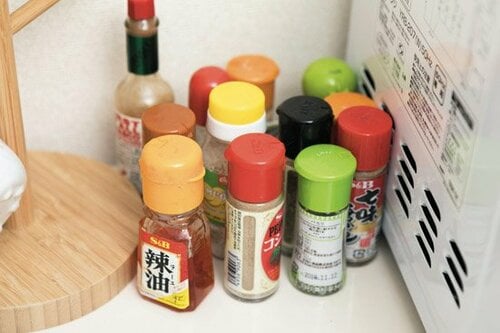 ［キッチン］スパイス類はホルダーごと冷蔵庫に貼付け！ イメージ