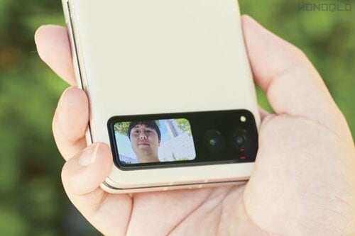 自撮りも正直ちょっと難しい 折りたたみスマホおすすめ イメージ